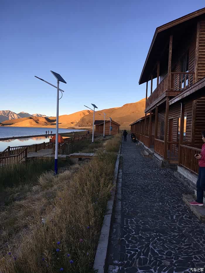 住在邻水木屋中,班公湖度假酒店380元.