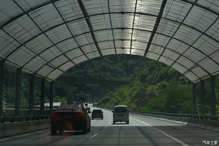 高速隧道出口的遮阳棚,不知道起何作用?