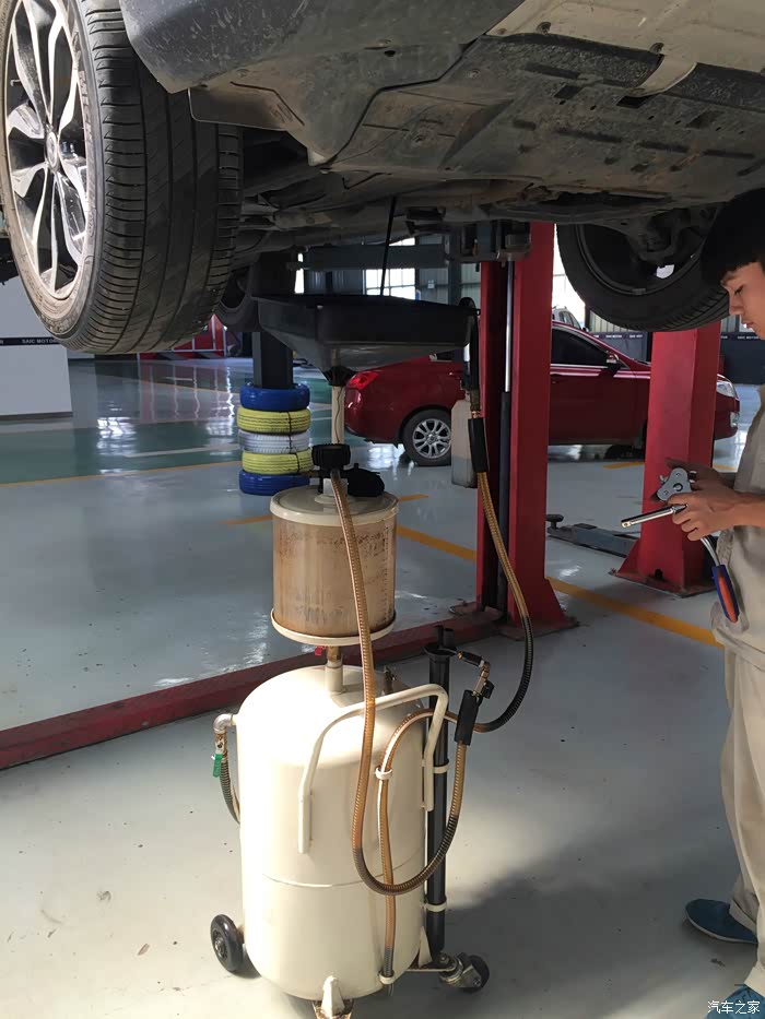 正在放机油,怎么觉得下面放的那个和我陪媳妇去理发店做头发的时候