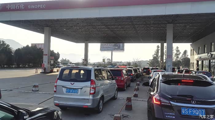 排队加油,一到服务区加油站里车还真少