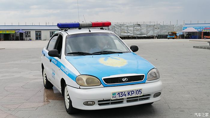 哈萨克斯坦的警车和警察