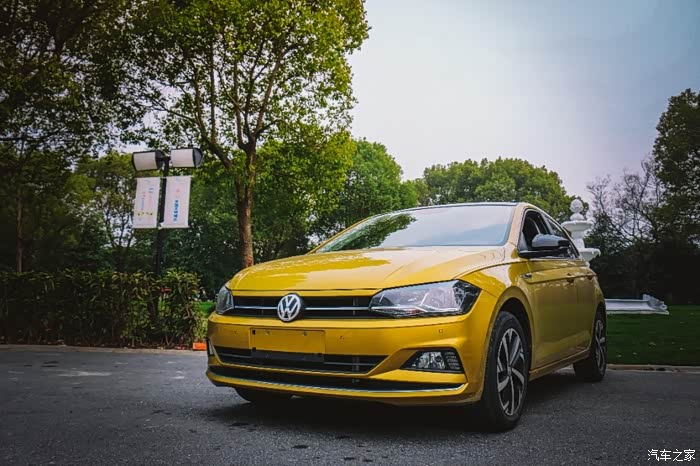 黄色大众polo轿车,车身小巧玲珑