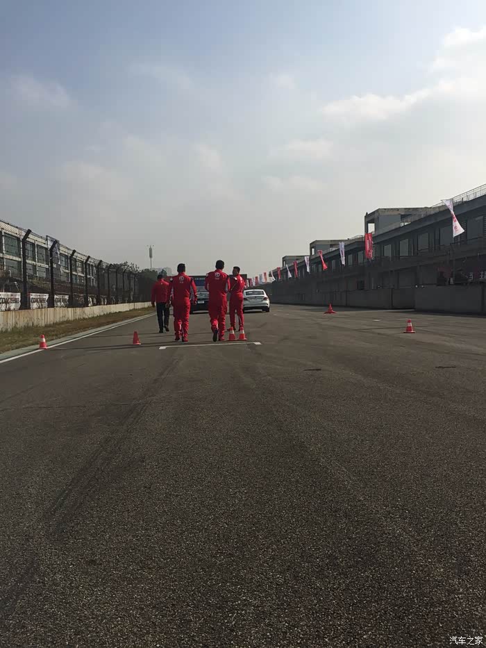 成都金港国际赛车场全新名爵6赛道体验爽翻巴适得板