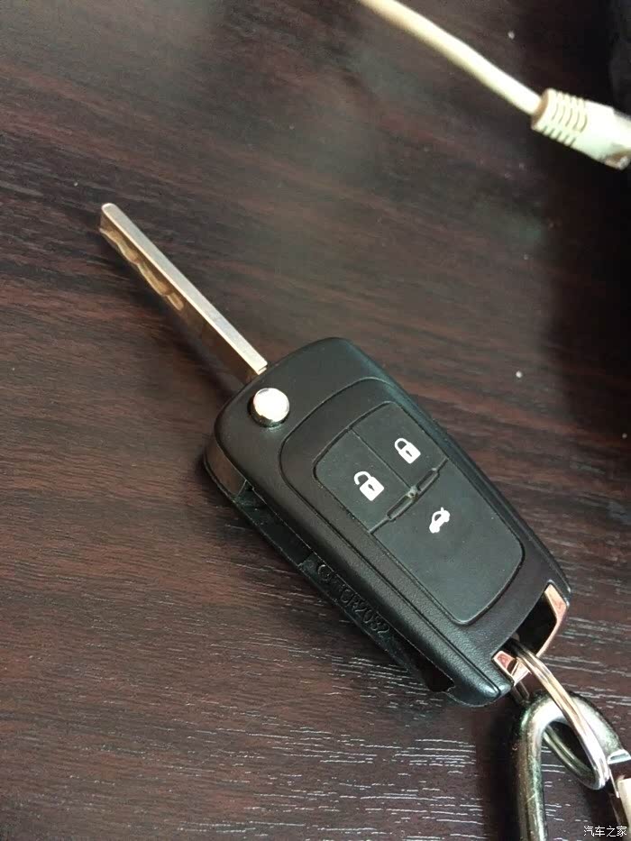求教,赛欧3遥控钥匙怎么全部拆开