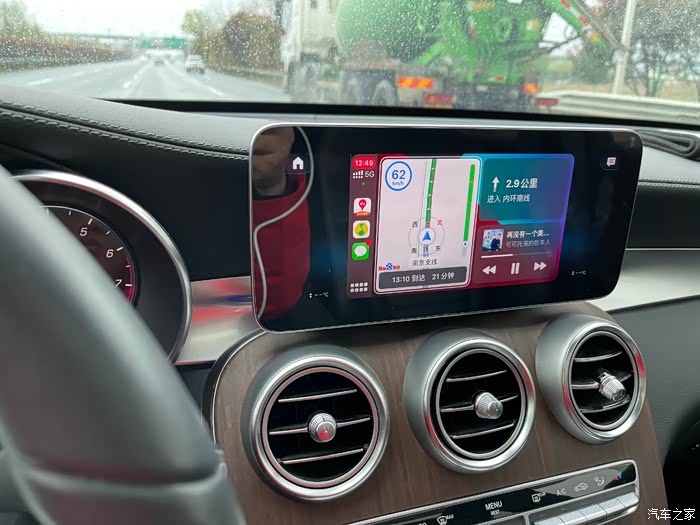 carplay多任务显示,这个以前行不行,我也不记得了,反正现在是可以.