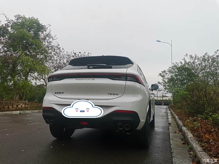 配备有倒车雷达,东风风行,t5 evo,forthing三个车标成铁三角排列,整体