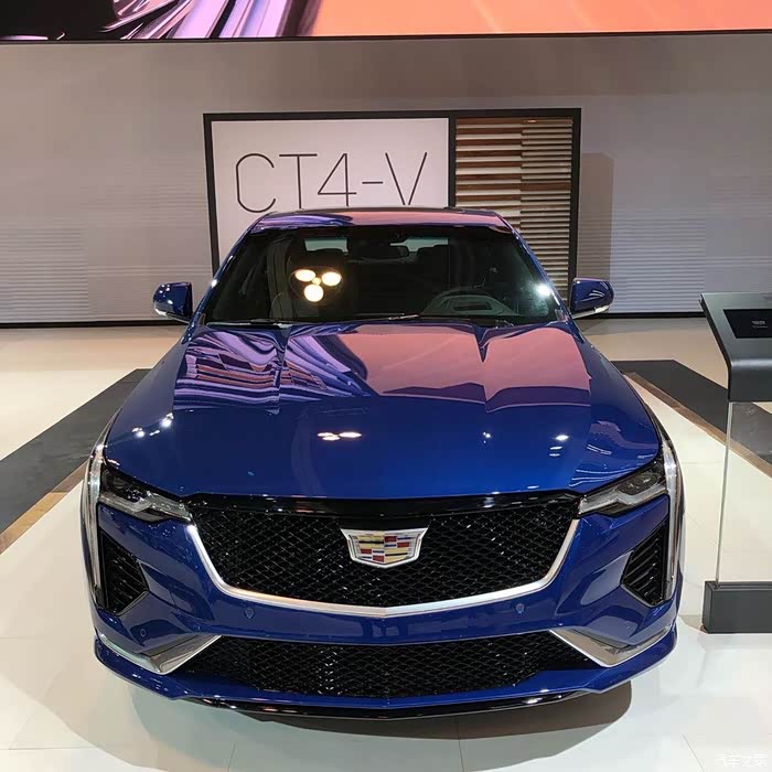 蓝色凯迪拉克ct5,外观棱角分明,轮胎抓地力强,运动范儿十足