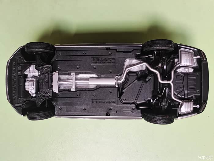 把车模翻过来,看看它的底部.