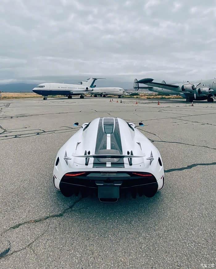 白色的柯尼塞格就是我喜欢的款式这样的驾座真是太美了我喜欢