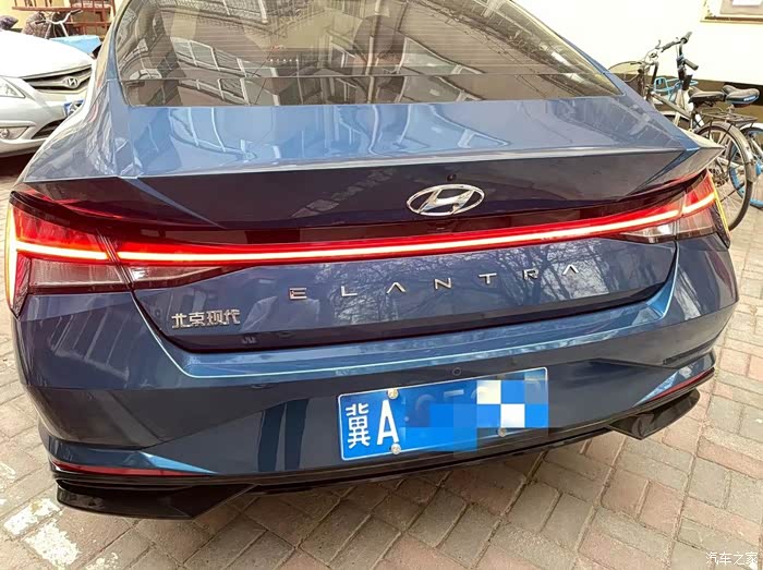 这种贯穿式的led尾灯,是目前最流行的设计,扁平的h型