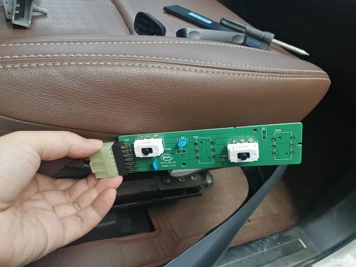不花一分钱,修复副驾驶电动座椅开关