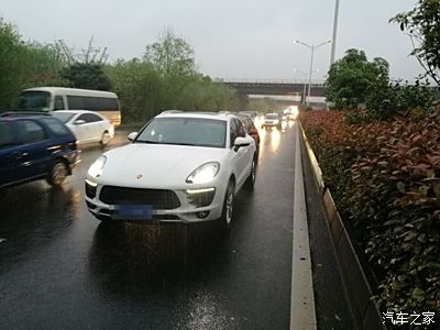 開車三年了今天頭一回出事故 ---- 下雨天追尾了一輛保時捷