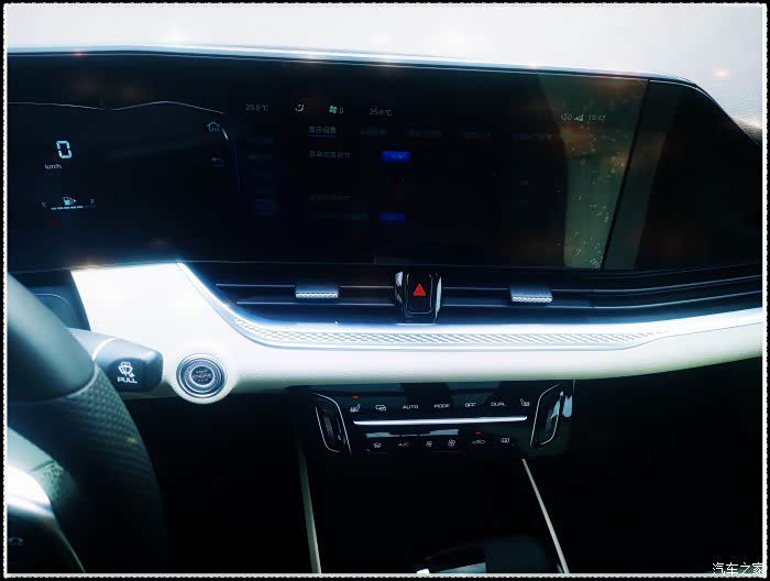 车内大尺寸的仪表盘液晶显示屏更是豪气