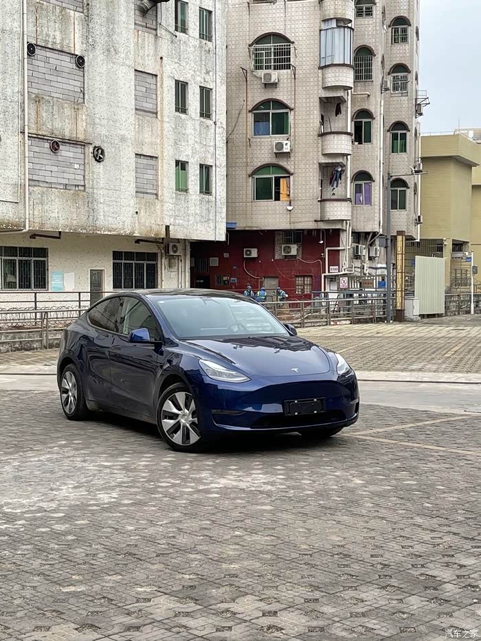 颜值出色的蓝色特斯拉 model x