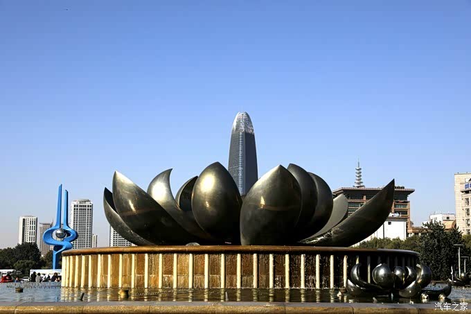 泉城广场的荷花音乐喷泉