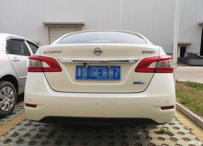 【万物复苏送福利】下班偶遇白色14款轩逸回家享烤鱼外卖