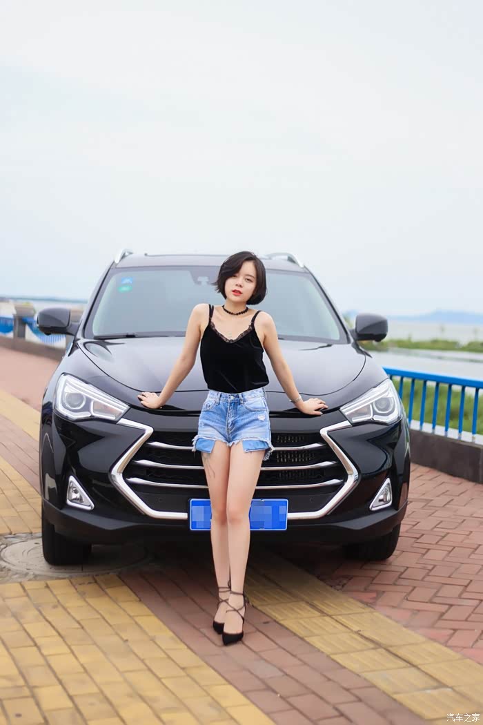 媳妇当车模红唇短裤高跟鞋甜妞媳妇演绎性感风