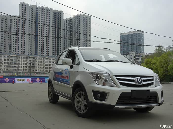 十堰首届汽车文化节探馆