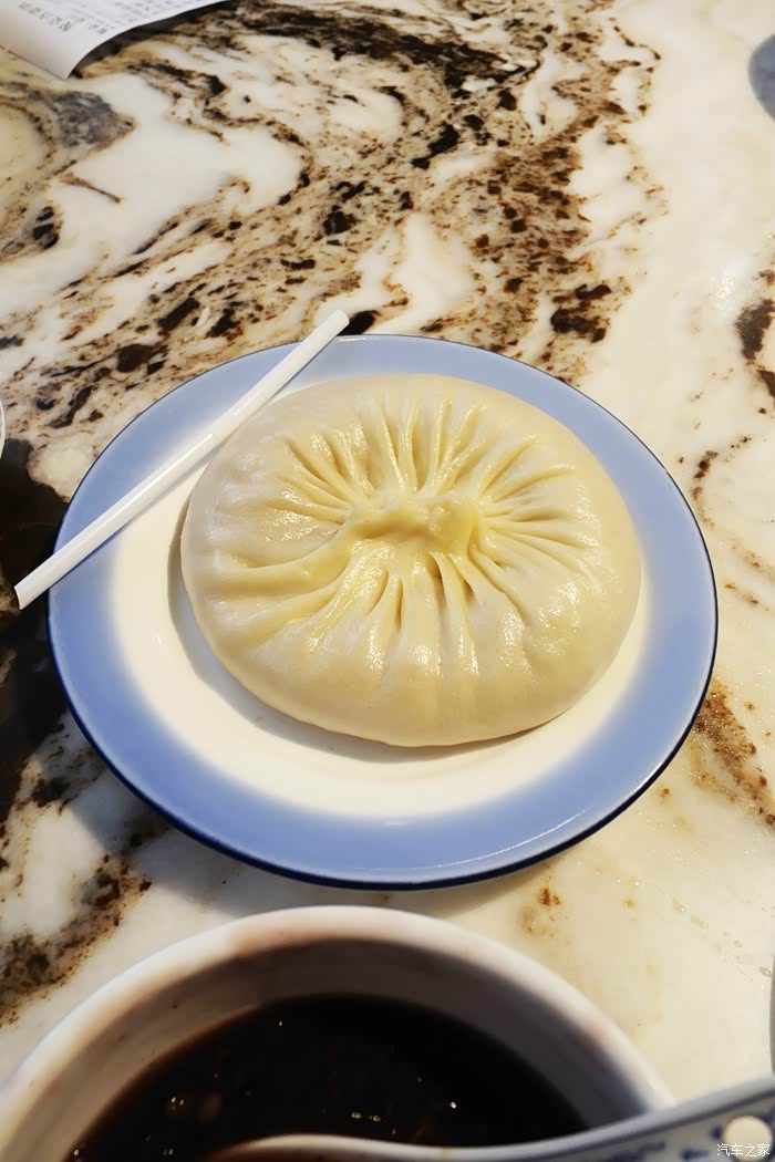 皮包水上来喽,学名叫蟹粉汤包,这个包子跟上海的南翔小笼,无锡汤包都