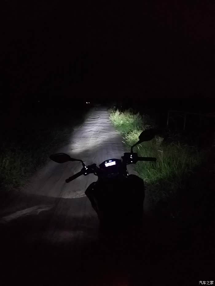 远光灯,这是晚上的乡间小路,灯光其实很给力了,不知道那些说灯光不行