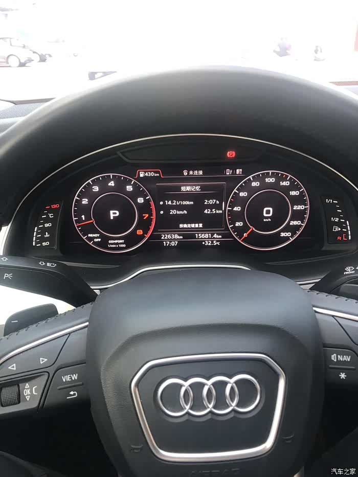 奥迪q7算得上标准的豪华7座suv外观造型大气内饰豪华