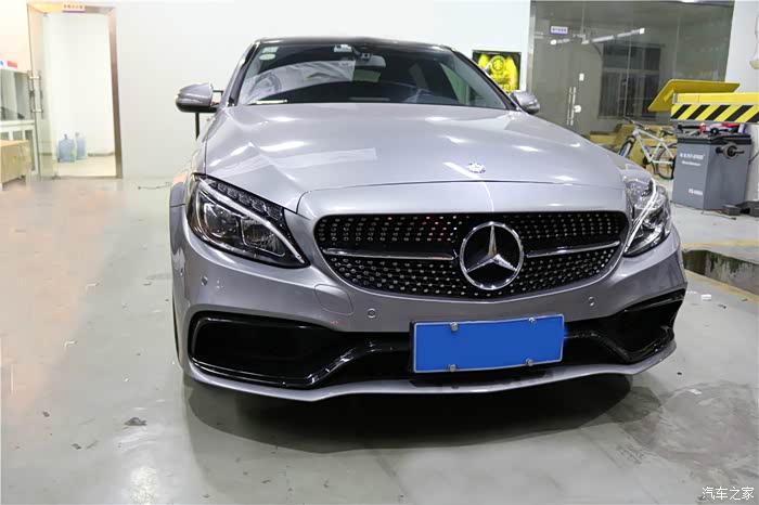 奔驰c级加装前杠包围 中网 排气 氛围灯 舒适进入 绚丽实用