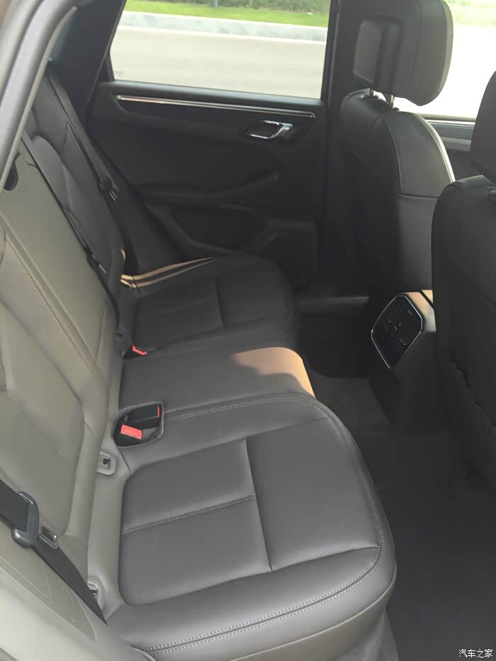 奇怪一个问题为什么没人选内饰玛瑙灰呢