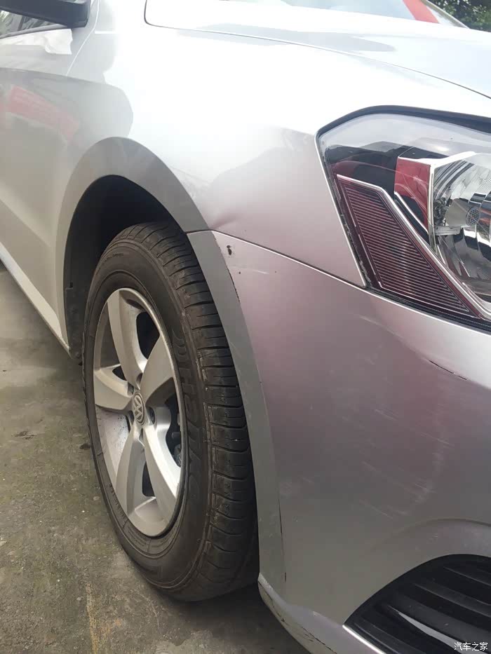 翼子板变形了,需要弄出来.保险杠需要补漆.