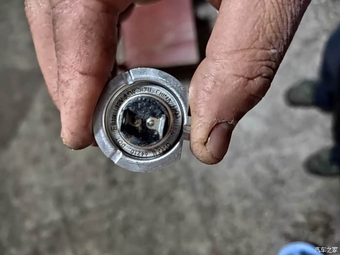 六年时间近光灯泡说坏就坏了