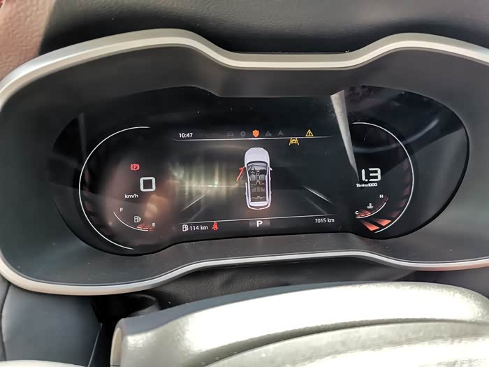 全液晶的仪表盘看着也是很有档次,车子已经跑了7000多公里了,平均百