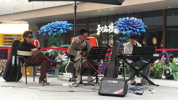 位于下沉广场的的舞台,三个年轻人认真的表演着,不知车友们对这个"