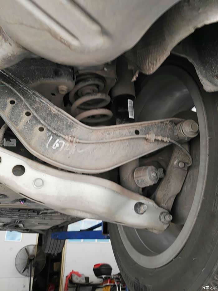 银色涂装假铝合金后摆臂,黑色控制臂什么材质.