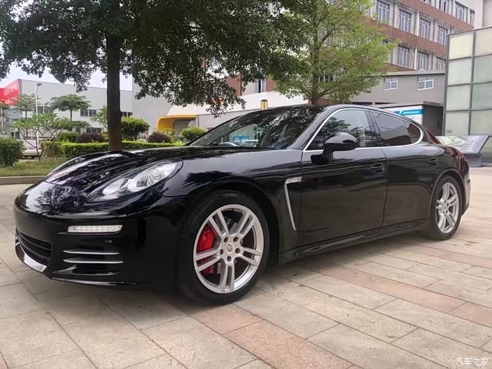 这样黑色的保时捷就是有气派,那正脸就是帅气满满,车灯如此炫酷
