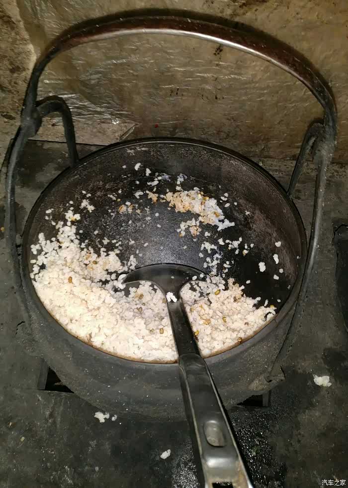 看这是农村正宗的罐儿饭