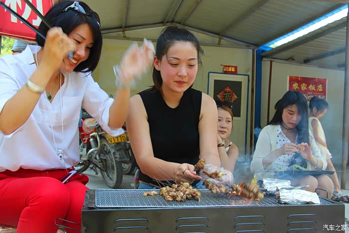 和一群素颜美女自驾中国第一湾烧烤