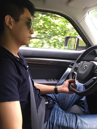 让表哥露脸开车还算专心完全知道我在偷拍该说你比较专注还说我偷怕