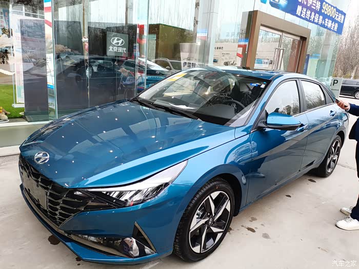 超赞的冰海蓝,超酷的宝石切割面,整体更加年轻化,运动化.