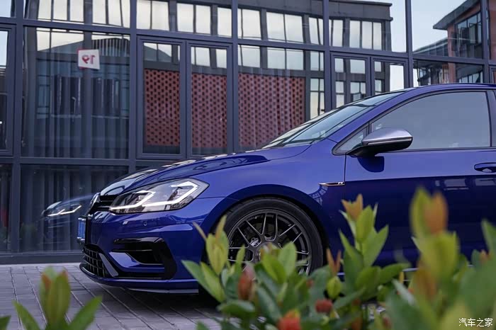 蓝色高尔夫汽车,紧凑的车身结构