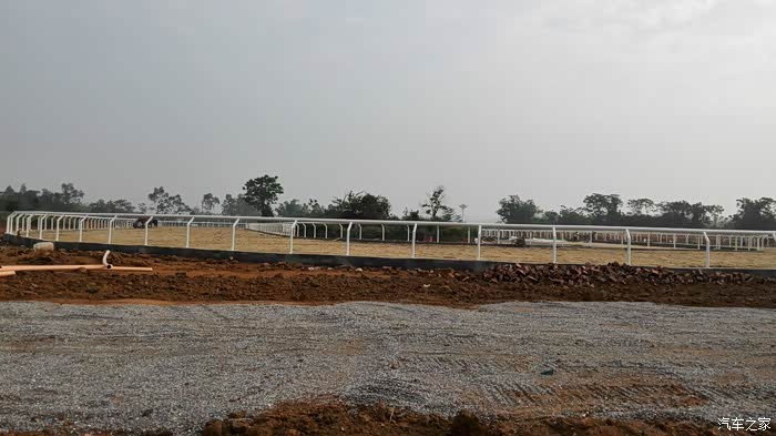 这是一个在建的跑马场