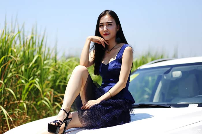 兄弟媳妇儿当车模之绽放在夏日的神采飞扬