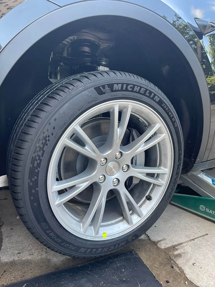 modely后驱版轮胎是韩泰的吗