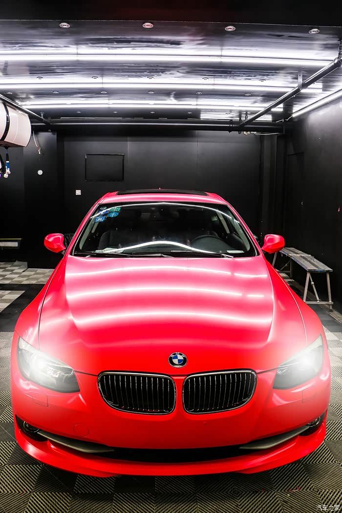 爱车改装宝马3系贴改色膜玫红色亮瞎你的眼