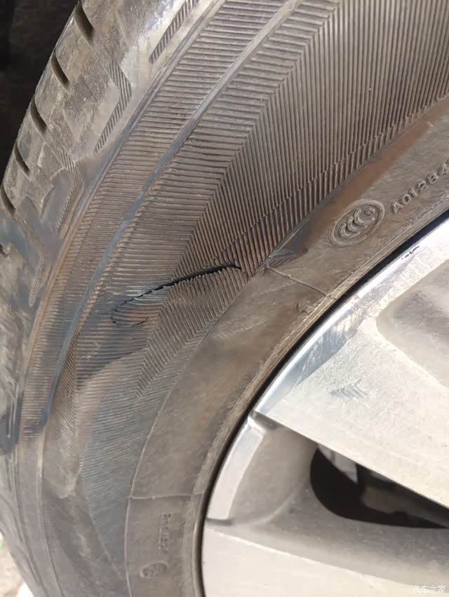 刚刚轮胎划破了