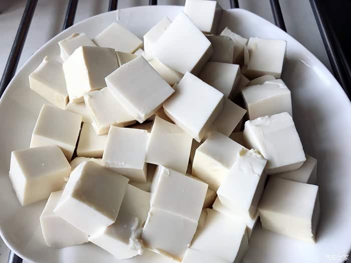 嫩豆腐切成方块