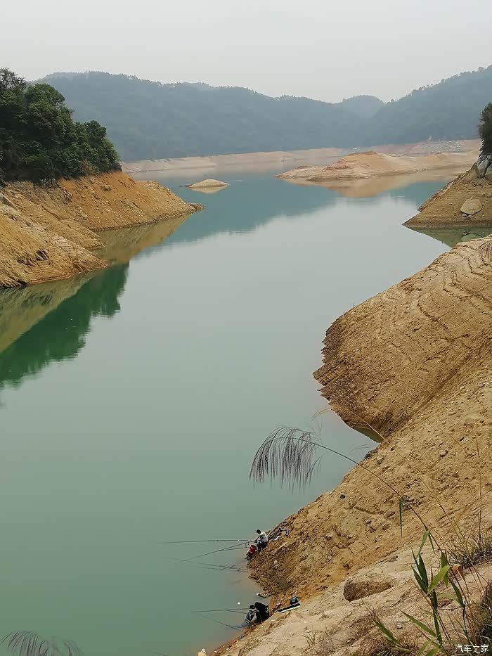游新丰江水库边