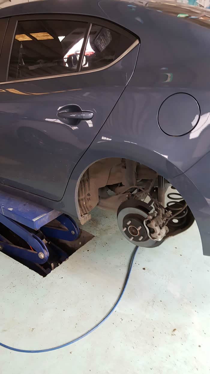 左后轮刹车冒烟了