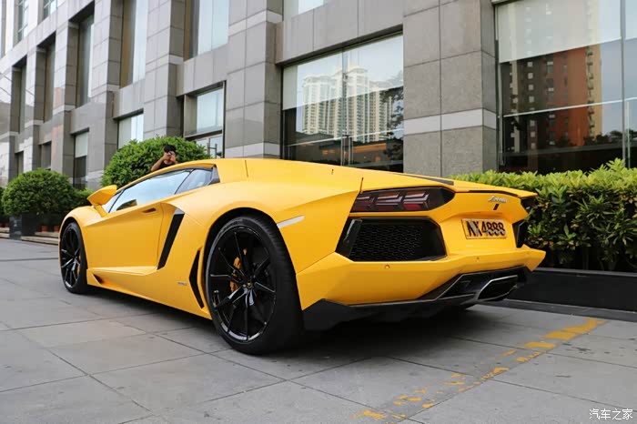 万象城街拍哑光黄aventador多图