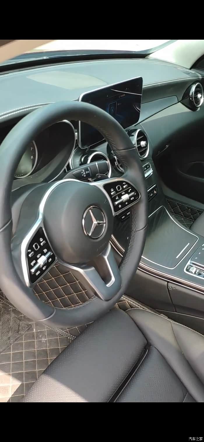 内饰设计很前卫 奔驰c300