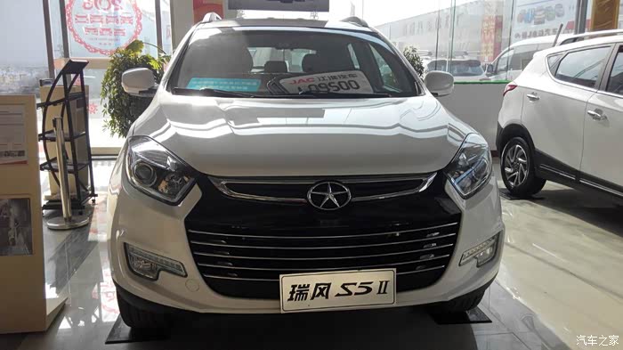 正面就行一只猎豹正在老老实实的趴在地上,准备猎物上钩,一触即发!