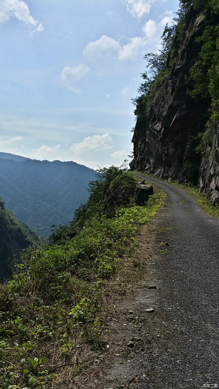 后山路,必须谨慎驾驶,一边山体一边悬崖.